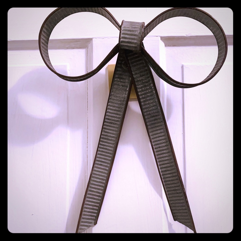 Rustic bow decoration